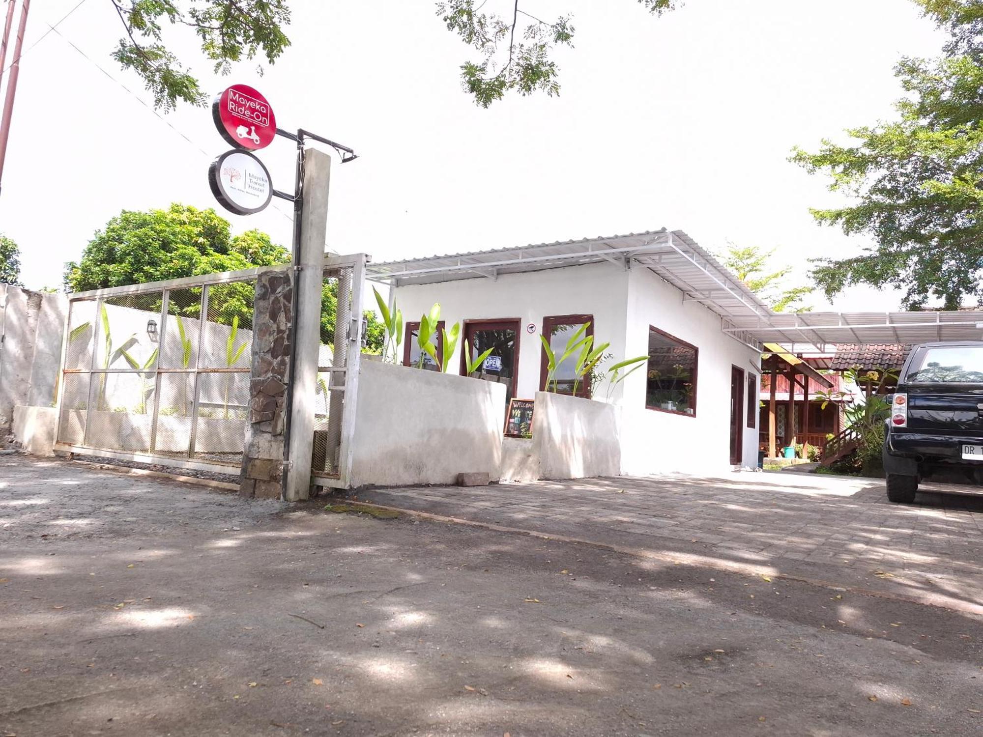 Mayeka Transit Hostel Bandara Internasional Lombok Praya Eksteriør bilde