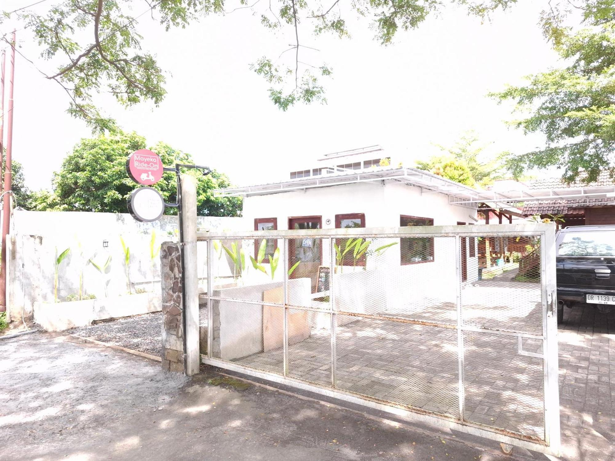 Mayeka Transit Hostel Bandara Internasional Lombok Praya Eksteriør bilde